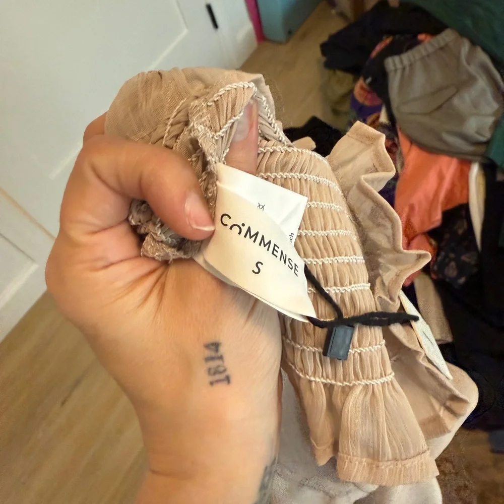 NWT Commense Elegant Nude Ruffled Women's Top Small - Picture 7 of 7